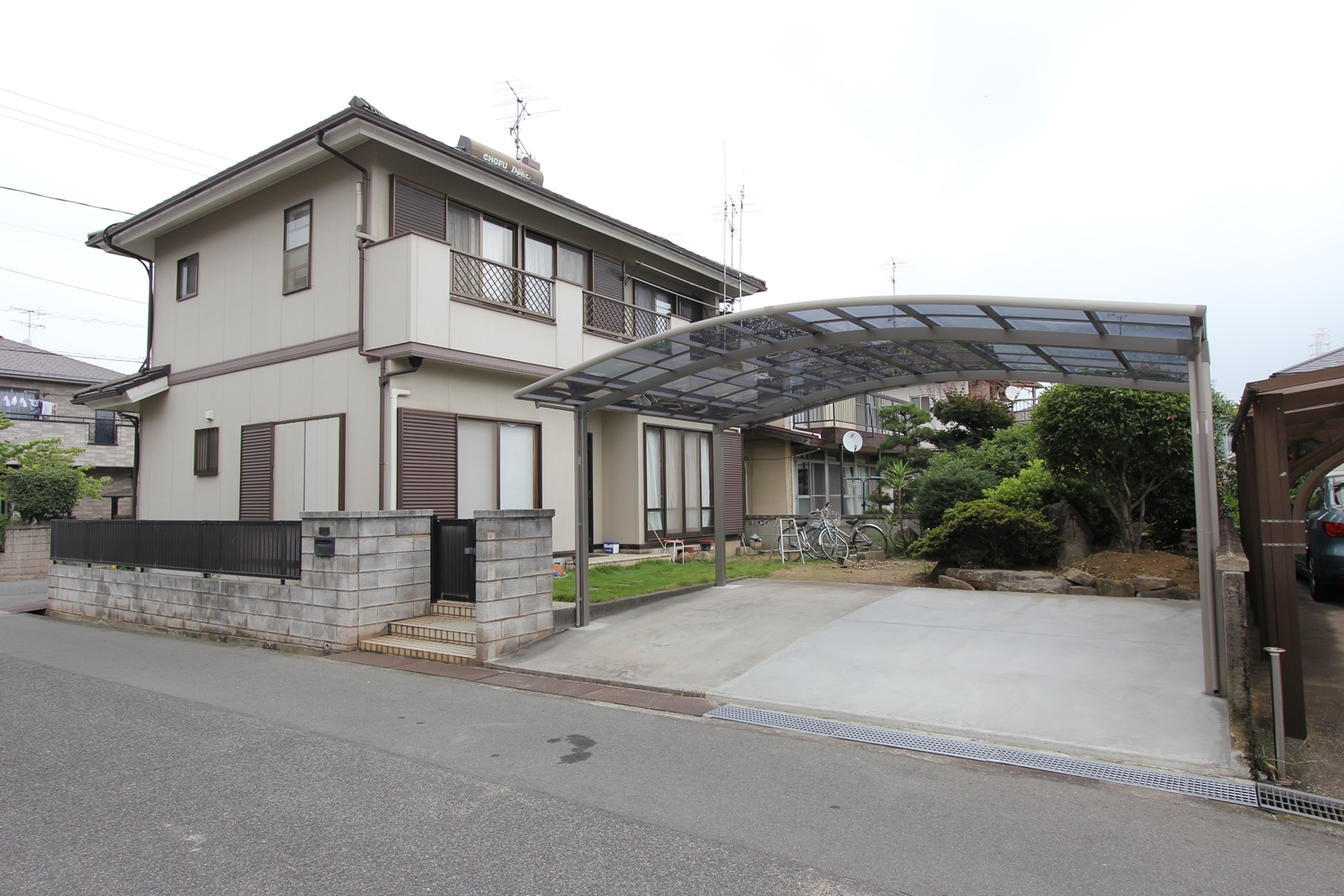 駐車スペースをリガーデン!2台らくらく入ります♪