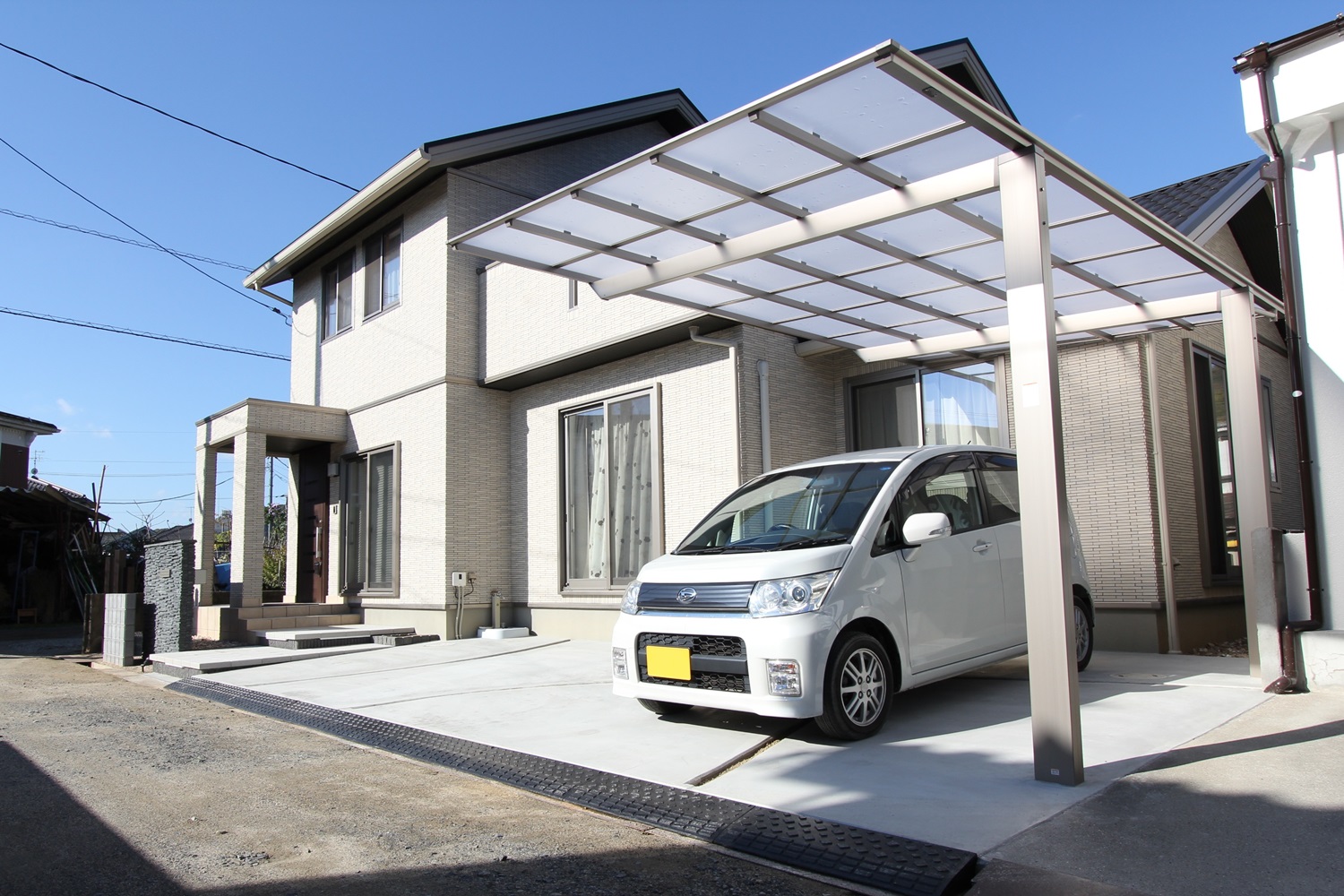 こだわりの石貼りの門柱がかっこいいオープン外構