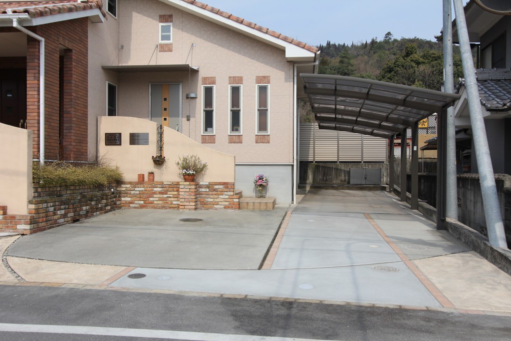 コンクリートとインターロッキングで浄化槽後を復旧