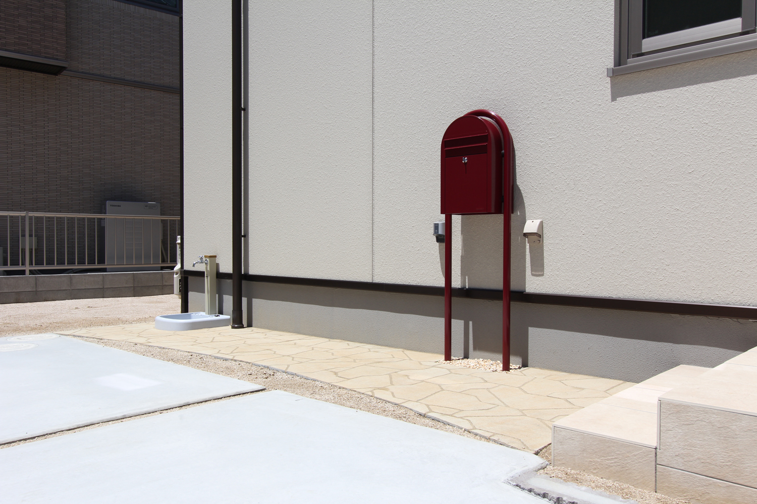 ボルドー色のボビがワンポイントのアプローチ