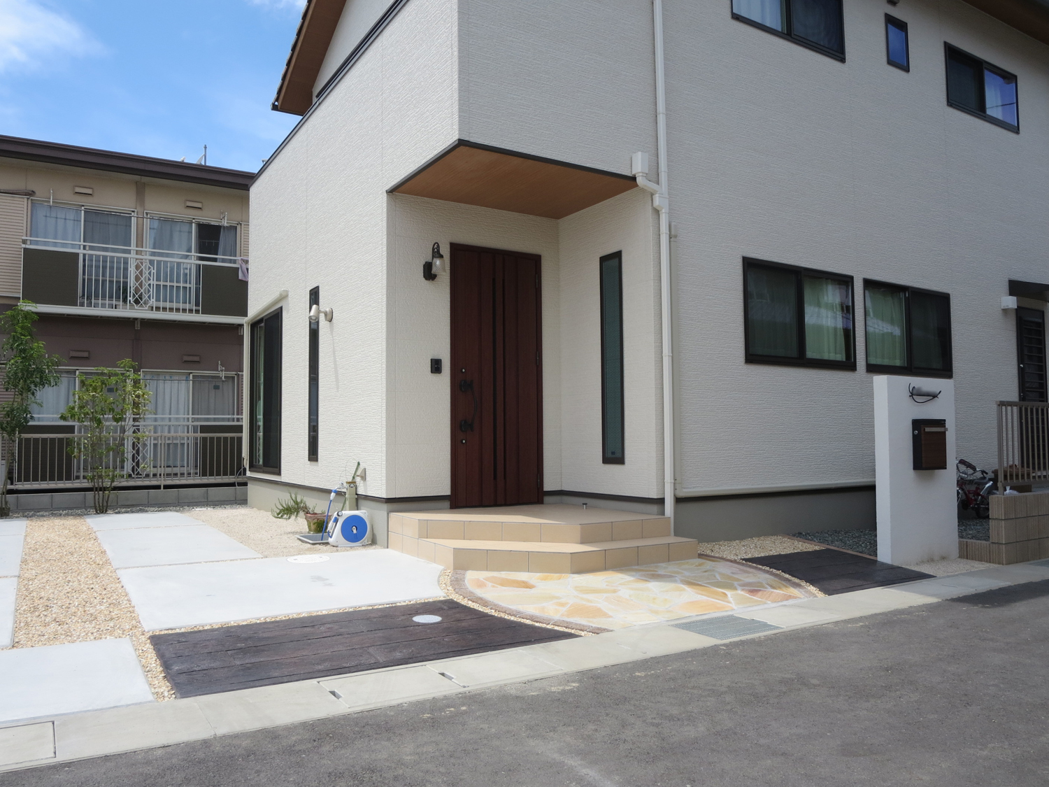 華やかな天然石の色合いの、円形アプローチ