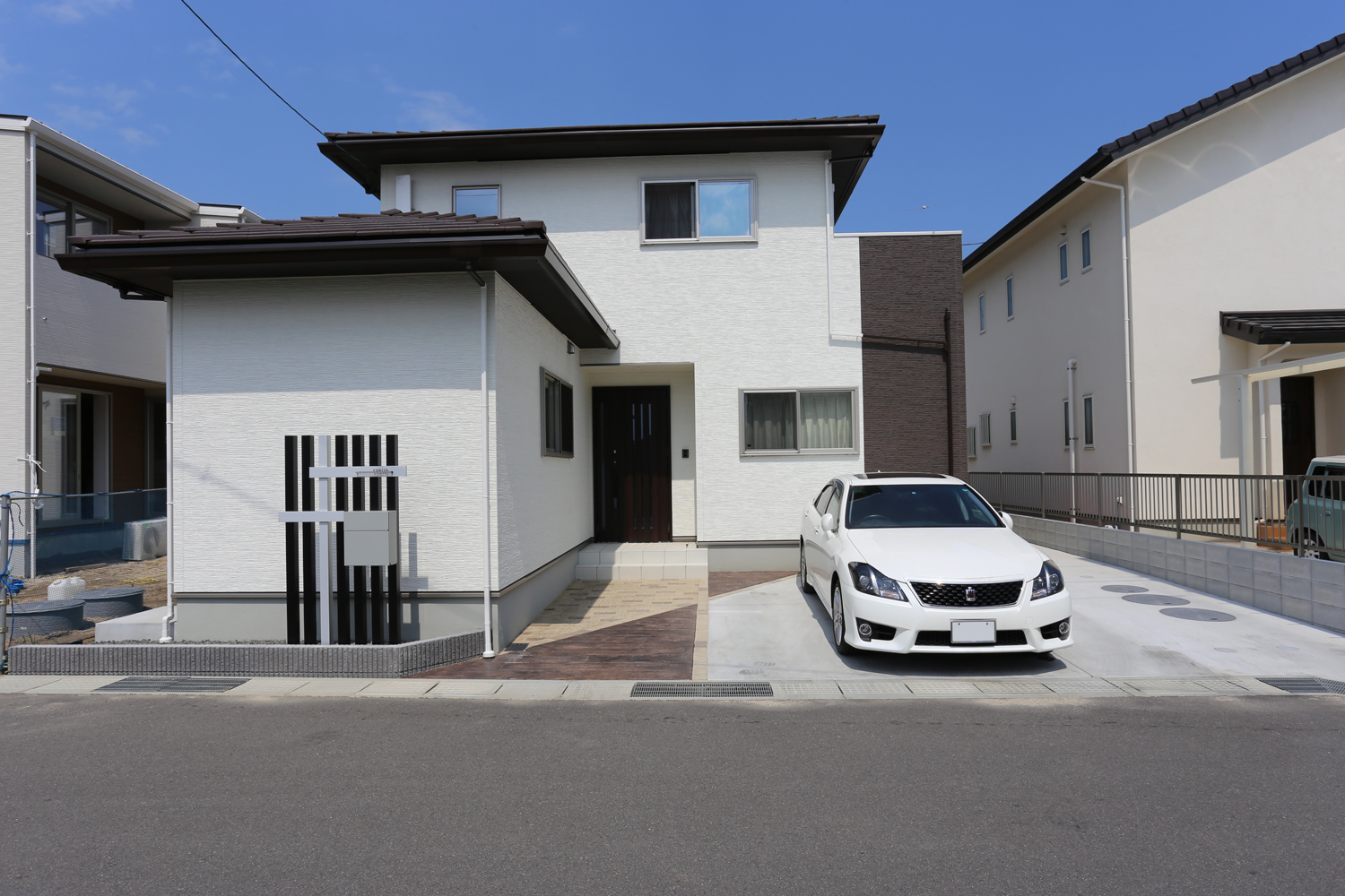 奥行き感のあるシックでスタイリッシュな外構