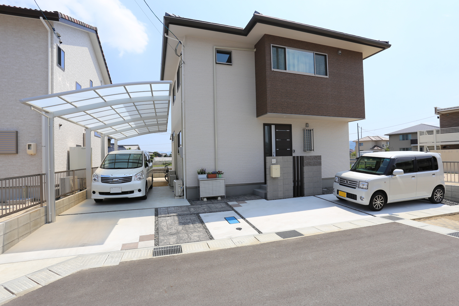 側面支持タイプで駐車スペースも広々と