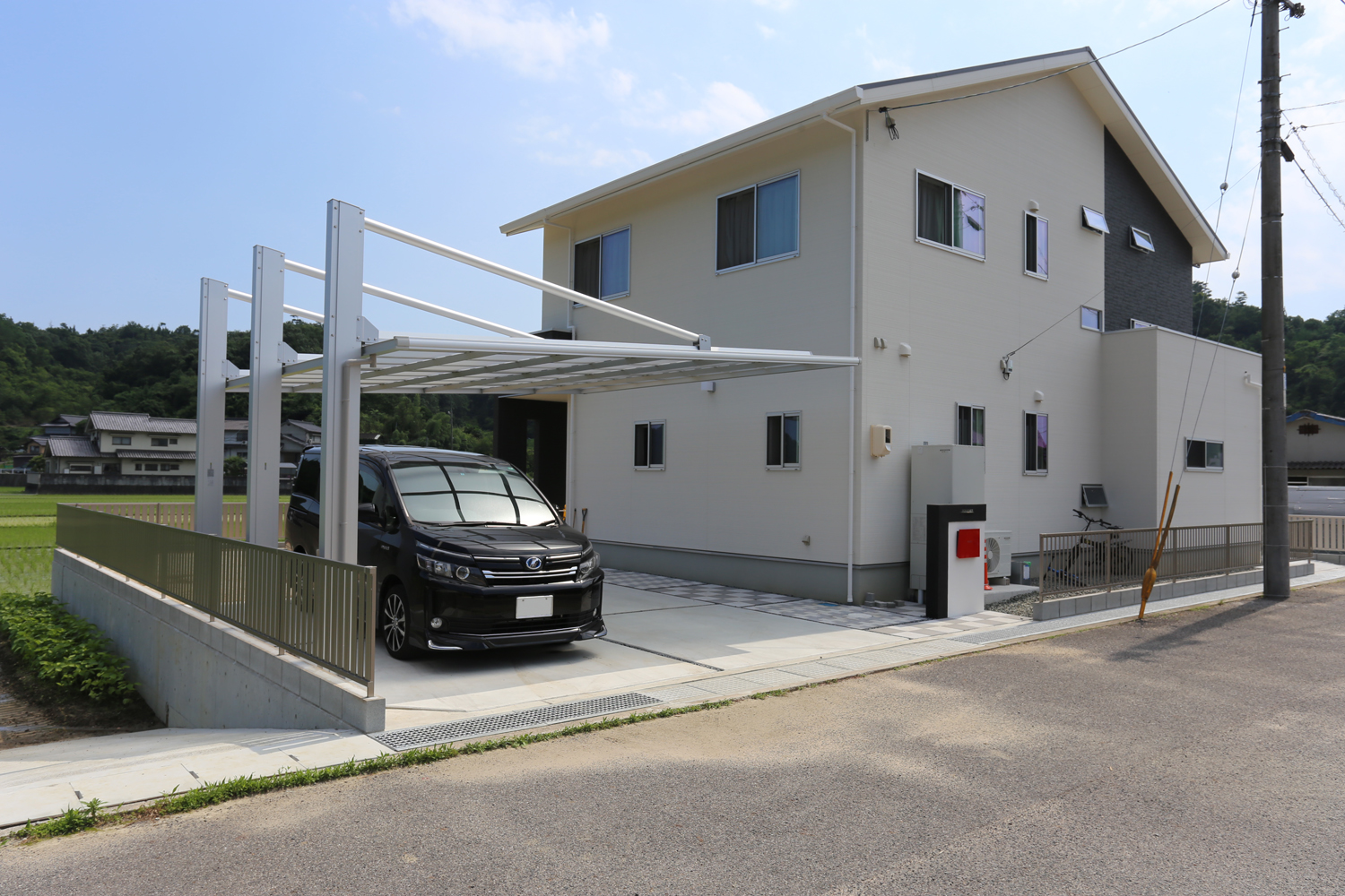 白と黒のコントラストを生かしたデザイン