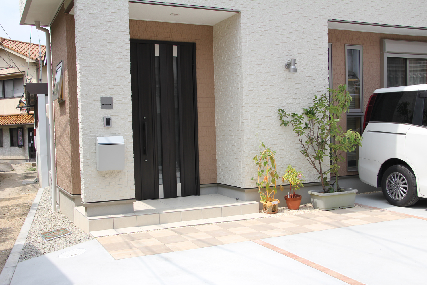 道路後退と水勾配を考慮した4台分の駐車スペース