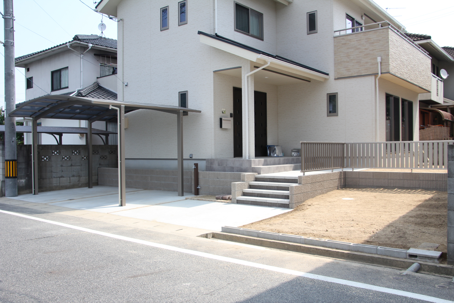 建物に合わせてベージュ×白で統一したシンプル外構