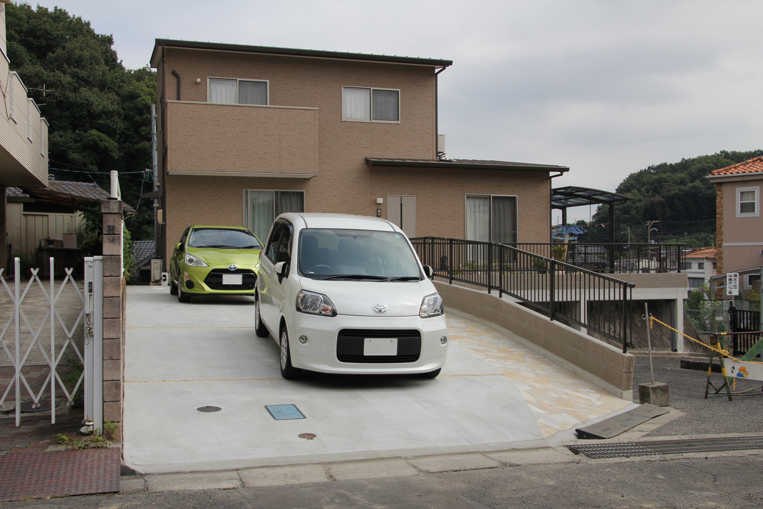 張り出しコンクリートの施工で敷地を有効活用した外構