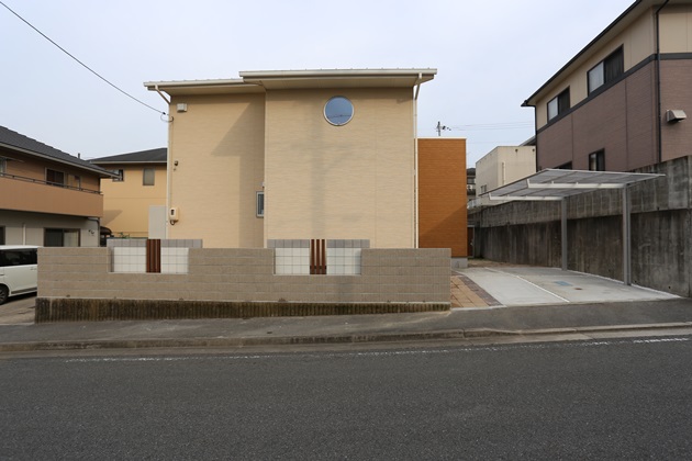 2段袖壁と明るい木目がアクセントのエクステリア