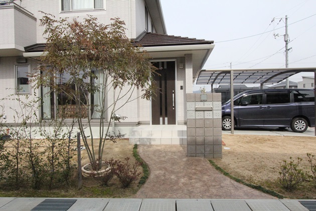 シンボルツリーのシマトネリコが出迎えるアプローチ