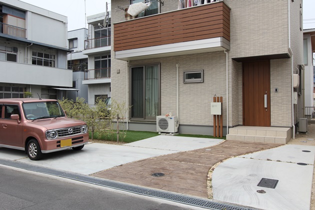 動きのあるアールのアプローチは木目で統一感◎