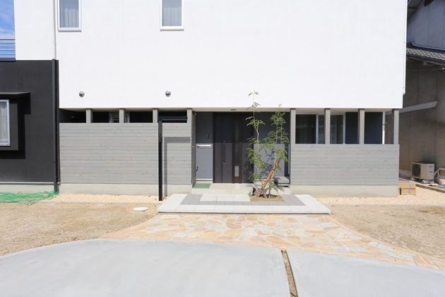 個性的な表札「CHABA」がアクセントの門周り