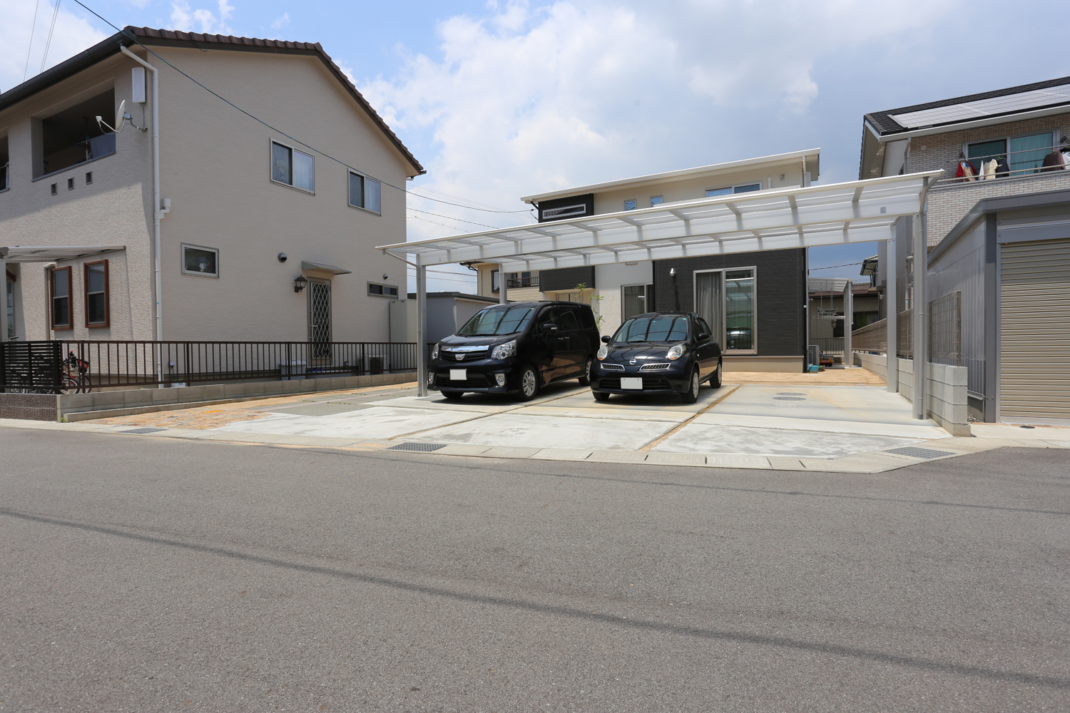 カーポートからの光の陰影が織りなす幻想的な空間