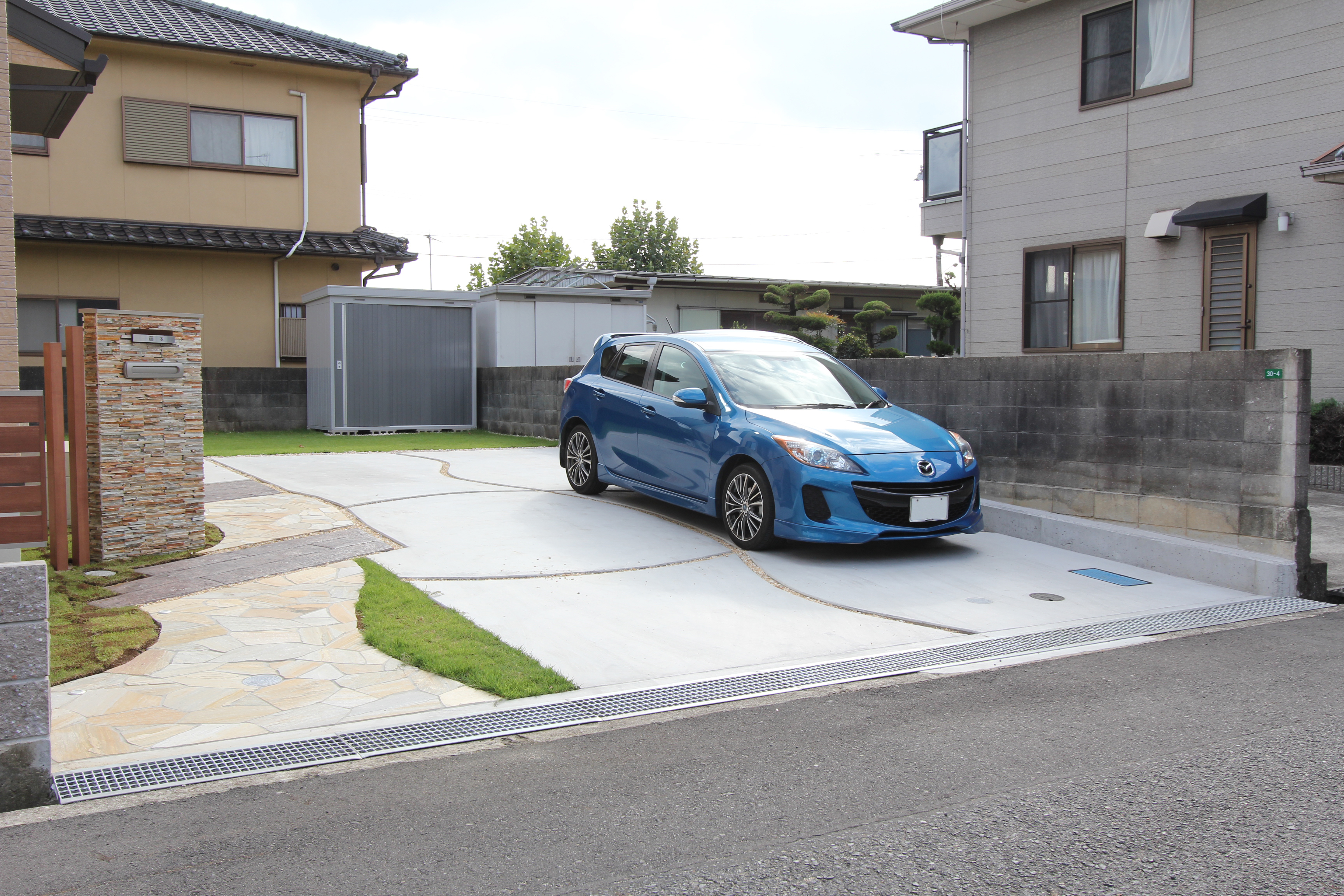 天然石の風合い・質感が華やかに彩る門柱とアプローチ