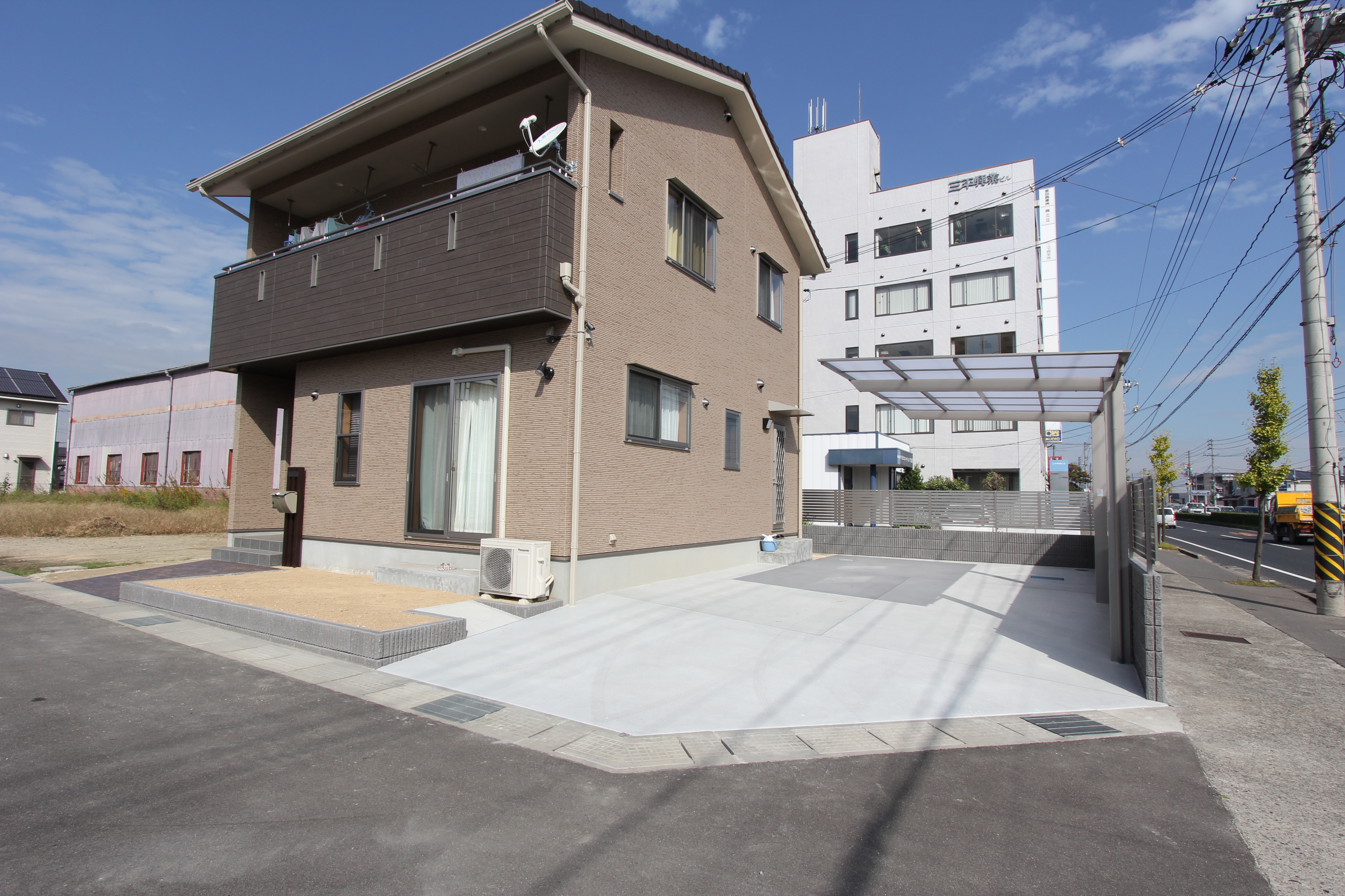 濃い木目がアクセントの建物+エクステリア